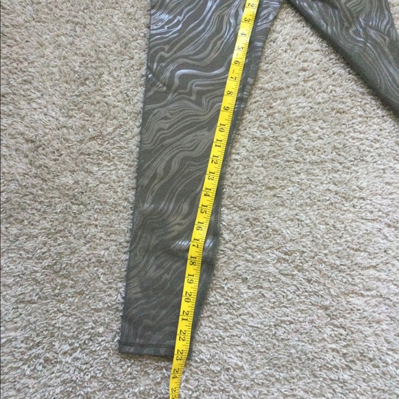 π₯π₯HOST PICπ₯π₯High-Waisted Printed PowerHold 7/8 - Picture 10 of 12